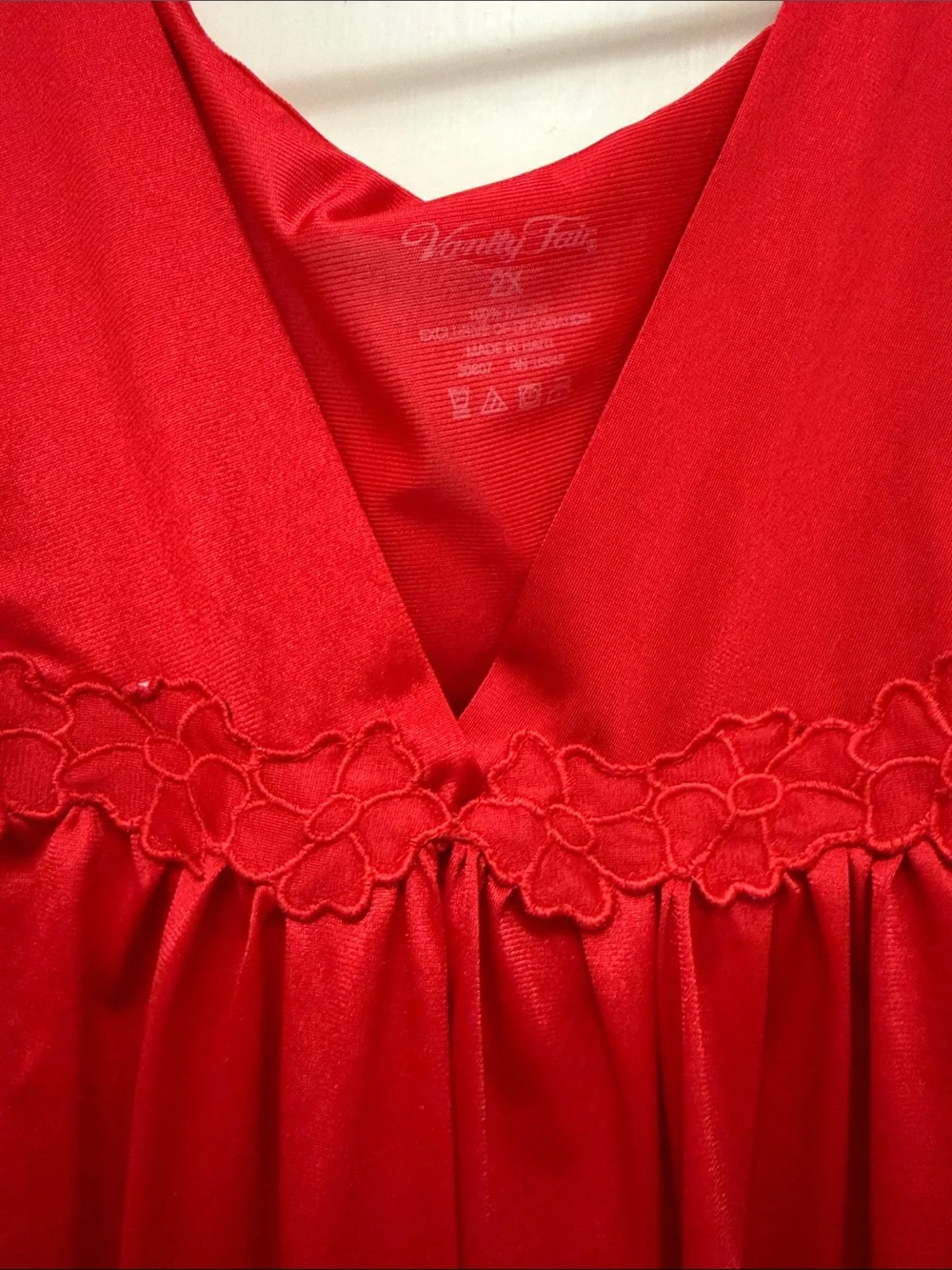 Vanity Fair embroidered neck